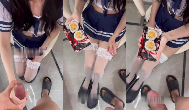 精液盛宴！变态老哥调教母狗堂妹，加精寿司+美足交，射逼上内裤里