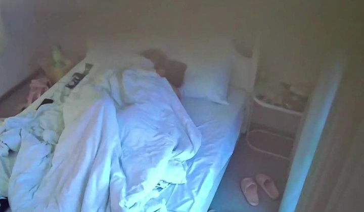 年轻小情侣开房温存 抱在一起接吻温存 扣穴 接着女上位搞完就一起睡了