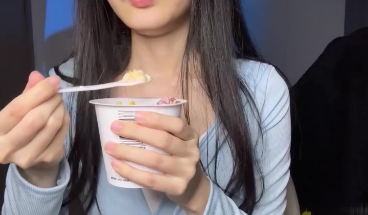 电报群VIP精液盛宴系列！乱伦变态老哥调教母狗堂妹4部，精液酸奶，尿做的加精雪糕，口交颜射