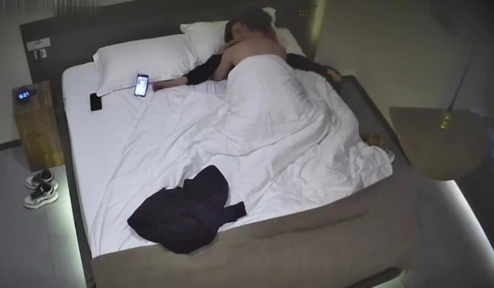 上帝视角 小伙子不想努力了 在酒店侍候巨乳御姐少妇 少妇脸上笑开花 还给小伙子含屌