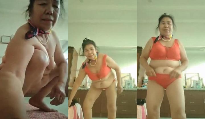 “儿子给妈妈肏高潮了”稀有猎奇~满脸皱纹的大妈骚中骚~为了取悦儿子小鲜肉~酒瓶子道具捅肛抠屄喷水