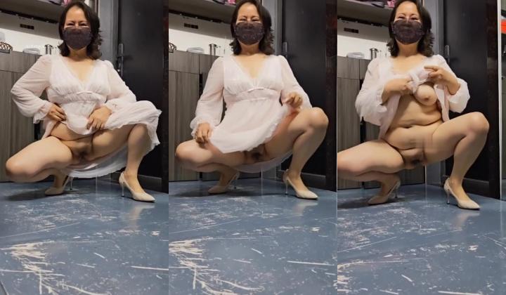 抖音福利！52岁大奶肥臀肉感熟女【慧慧兰兰】内衣全裸展示自X无套啪啪内射户外野战