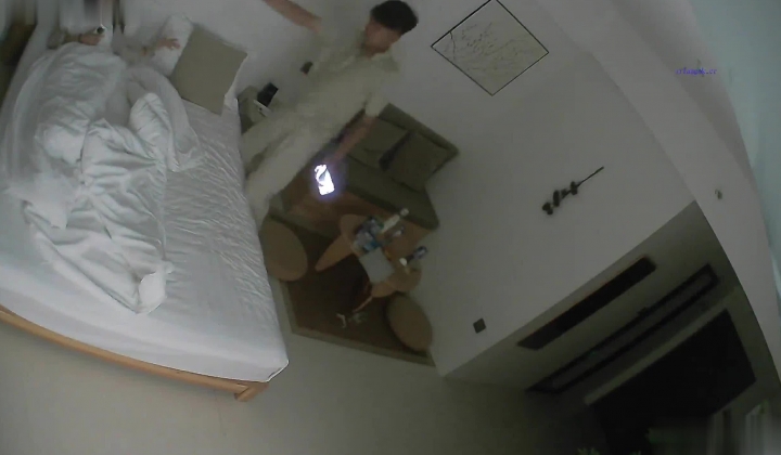 乐橙酒店偷拍 小伙半夜幽会情人畅饮强爽啤酒后入美艳少妇