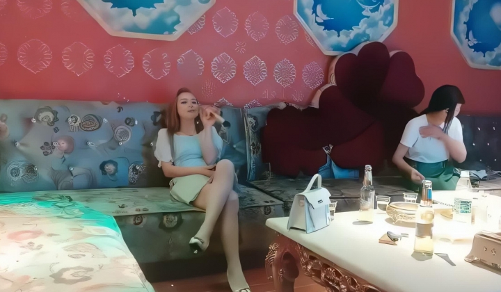 歌厅探花_第二场，约两个白衣公主妹，包房跟兄弟一起啪啪