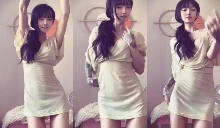 颜值嫩妹【小小】骚逼主播,纹身小太妹,全身科技,这奶隆得有点过了,逼毛浓密,裸舞诱惑求打赏