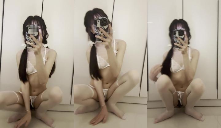 颜值嫩妹【萱萱吖】一对一视频被出卖,听指挥舔脚掰逼,道具自慰高潮,逼毛浓密性欲爆表