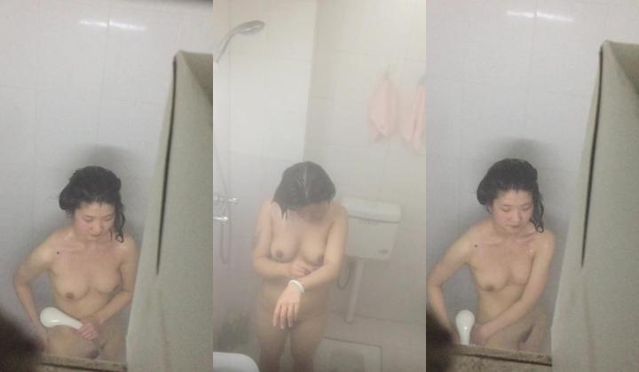 高校宿舍浴室窗外偷拍两个身材还不错的妹子洗澡
