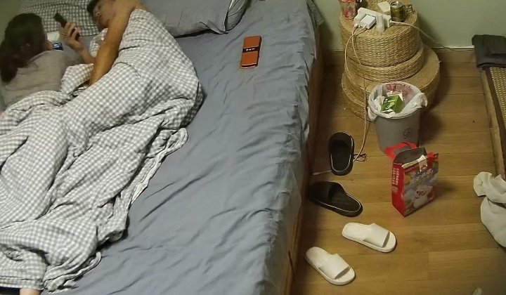 公寓酒店美御姐住这么久 第一次在光线好的情况下看到她的逼 刮毛之后好粉嫩的说 狗男人次次都内射