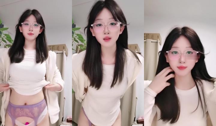 十个眼镜九个骚~好漂亮 反差女大学生无敌翘臀 扒开粉穴 丝袜诱惑
