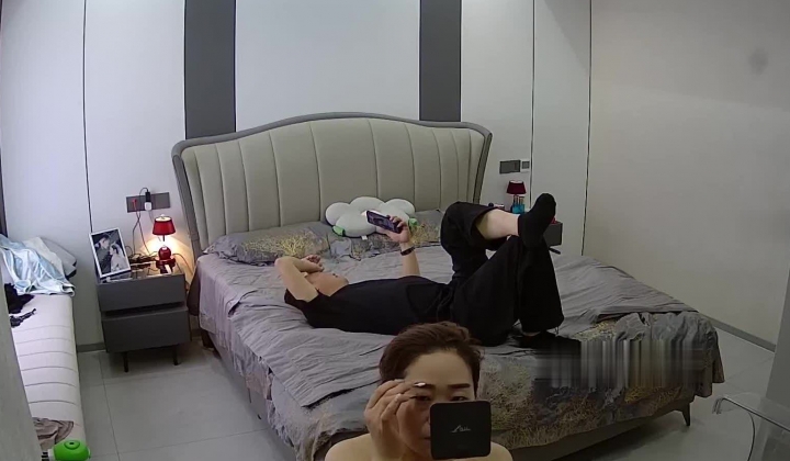 家庭台偷拍战神夫妻性生活就像拍动作片夫妻刚干完就吵起来了男的打了媳妇一嘴巴女的也爆发了把他推倒在