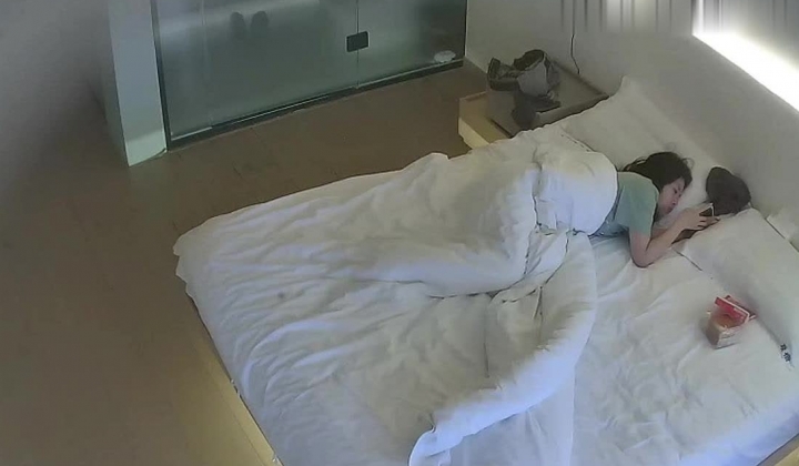 春宵阁 新晋小少妇人漂亮 身材也好 两人事先还找了一圈摄像头 但忙着操逼没细看 打了两炮全被记录