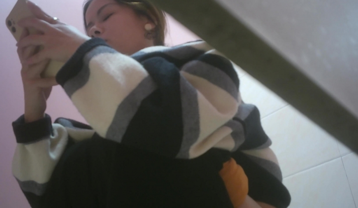 国内某服装城大神藏匿女厕隔板缝中连续偸拍多位小姐姐方便 拍完前在拍后妹子没拿纸尿完不停抖屁股