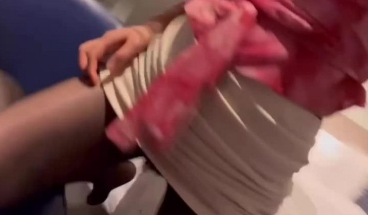 快手极品少妇【小雪儿】长腿御姐欲望强，榨精小鲜肉不过瘾，还得自慰器一起上，掰逼展示
