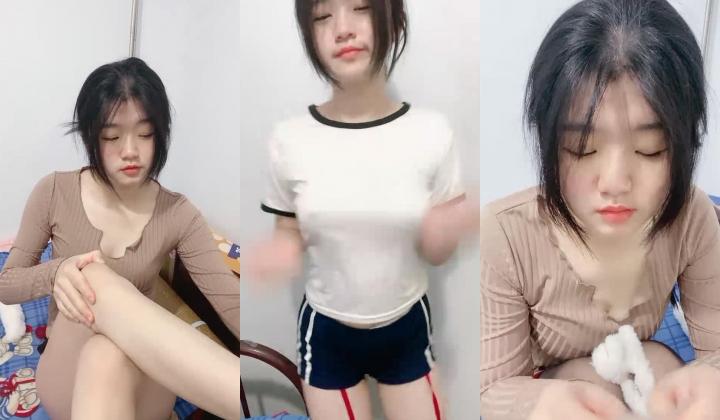 婴儿肥呆萌小妹妹！近期下海新人！性感吊带黑丝袜，顶级大白美臀，脱衣热舞，掰穴扣弄特写