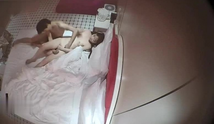 酒店上帝视角偷拍 长腿白虎美女被男友先舔后操