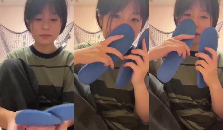 【真实露脸学生妹】，土豪重金举牌定制，为了还网贷，纯情美眉毫无底线自调，舔脚咬袜子捅菊花抠逼，简直了