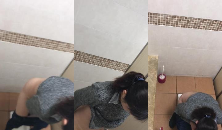 学校图书室厕所偷拍女同学尿尿 每个女同学都对我撅起屁股露出那条小肉缝