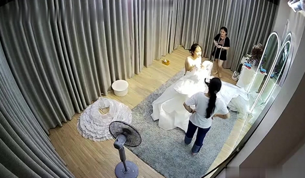 黑客破解某婚纱店试衣间监控摄像头偷拍 ️新娘试穿婚纱多位妹子肚子隆起貌似已怀孕 奉子成婚