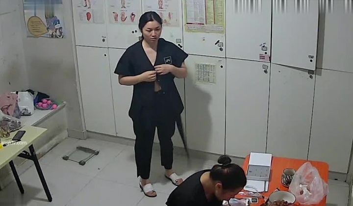 【破解摄像头】养生会所员工更衣室 各种丰满胸部黑丝美腿