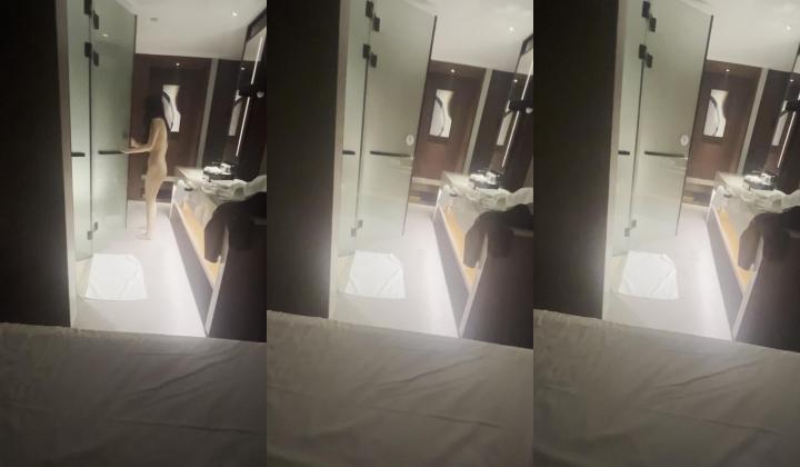 实力大哥酒店叫了两位年轻叛逆美眉玩双飞，身材都很棒，一个一个搞，画面超带感