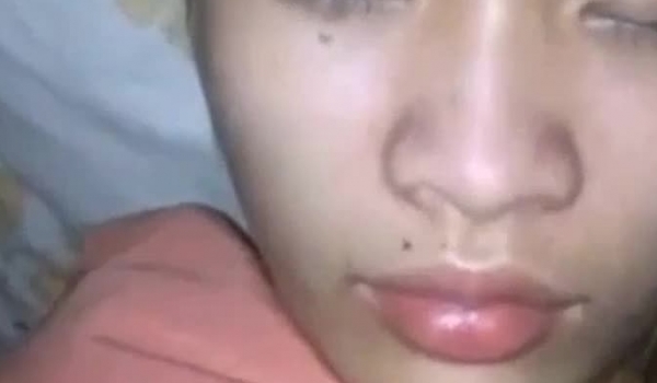 迷玩迷玩 在家把小侄女给操了 慢慢插不过瘾 插太猛有反应了 赶紧拔出 小穴淫水还超多