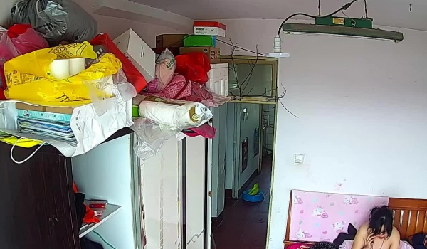 《居家摄像头破解》偷窥中年大叔和丰满的老婆啪啪
