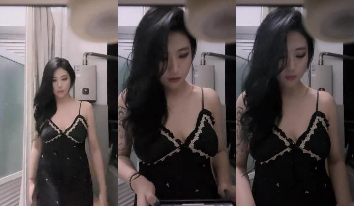 学生妹挺叛逆，【你的白月光】，在宿舍就把欲望写脸上了，极品美穴，身材一流很挑逗
