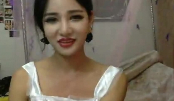 很有女王范的主播与闺蜜一起直播吃男人屌看到最后才发现两个女人不一样对白精彩