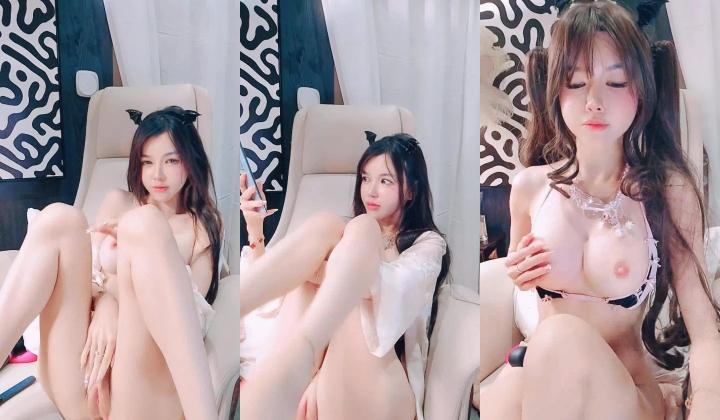 双马尾极品宝贝的诱惑，全程露脸性感好身材，无毛白虎逼圆润坚挺的骚奶子展示，特写逼逼自慰呻吟，精彩