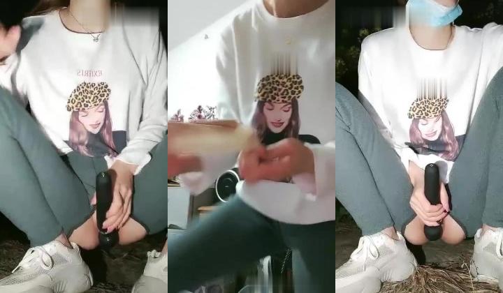【户外妖妖】颜值不错少妇户外啪啪，开裆裤野地大黑牛震动口交后入