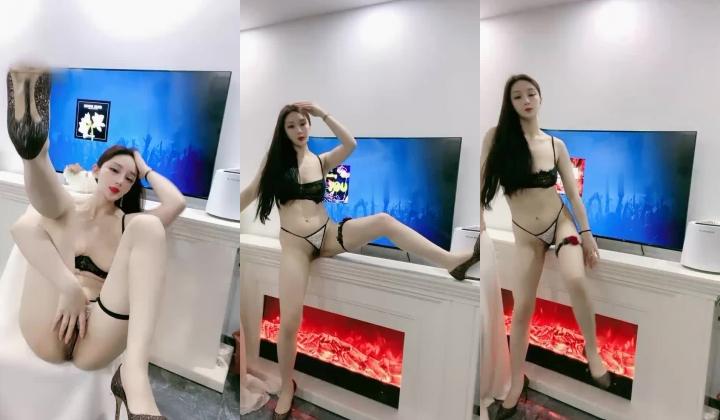 外围女神全程露脸情趣装高跟鞋诱惑狼友，镜头前揉奶摸逼浪荡呻吟，跟狼友互动撩骚精彩刺激不断，不要错