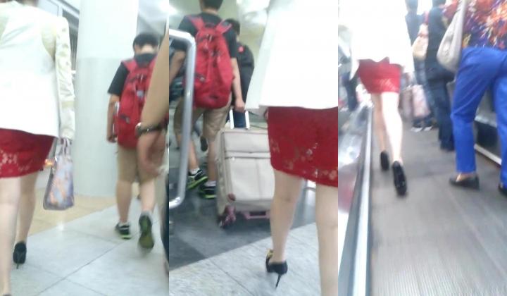 地铁站一路跟踪抄底极品高跟少妇 两腿夹的挺紧的疑似没穿内裤