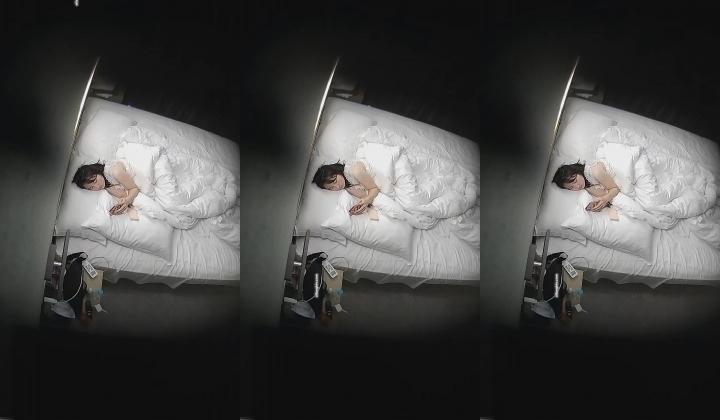 真实欣赏数对青年男女开房啪啪啪亮点多多最牛逼的当属情趣房极品巨乳妹的杀猪般嚎叫直接听硬了