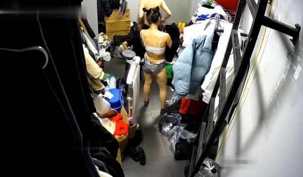 黑客破解摄像头偷拍 ️某剧场后台换衣间的美女们当着男助理面脱换衣服