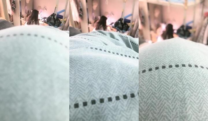真实大学女生寝室，【大学生活好】，室友刷综艺，学生妹床上抠穴，厕所撒尿特写，大黑牛自慰，现在的0