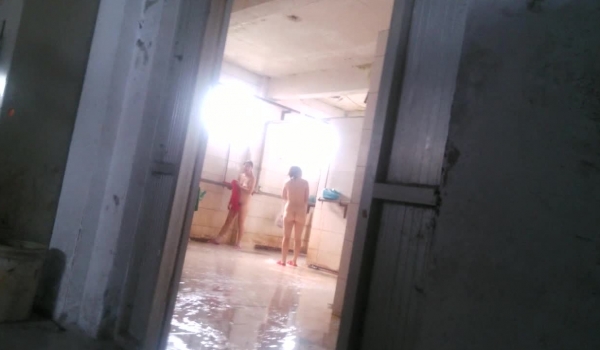 男扮女装混入单位女澡堂偷窥 临走看看她们都穿着什么奶罩