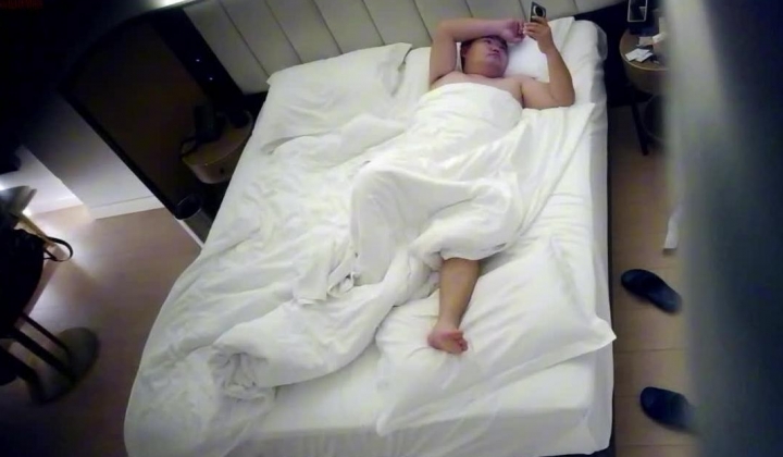 天眼偷拍 肥佬约了个非常苗条美女开房 真是美女与野兽的组合 可惜胖子的实力不行呐 2分钟