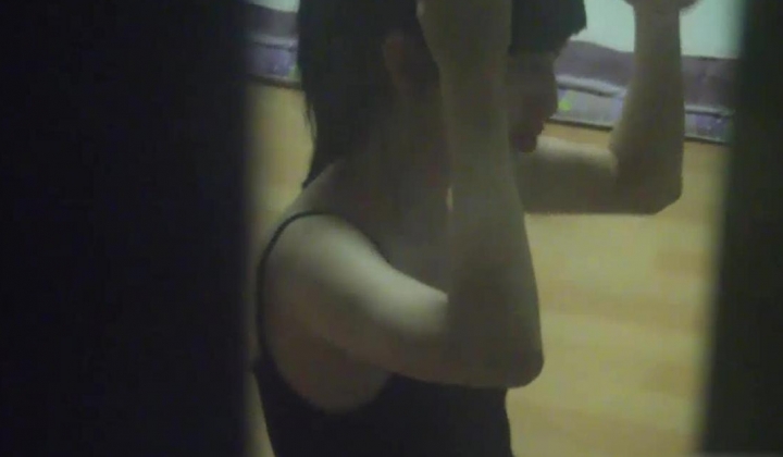 高校宿管员夜晚潜入女生公寓窗外偷窥女生的日常更衣洗澡化妆