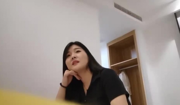 阿西吧老表探花气质大奶极品妹子，高清拍摄镜头前口交，翘起屁股后入撞击晃动奶子，上位骑乘扭动屁股