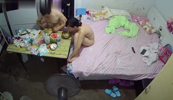 【监控破解】中年大叔电子厂炮到的00厂妹，B很嫩，每天不穿衣服看电视
