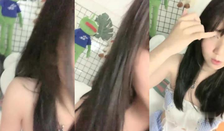 校花小妹妹下海~【波妞涩涩】扒穴特写！好粉好水灵，自己在闺房里，害羞的给大哥们看看粉嫩的小逼逼