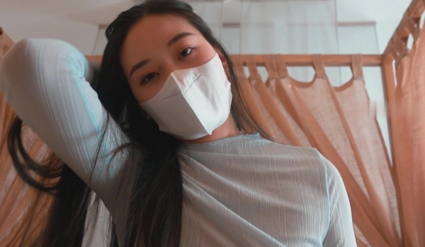 国模私拍 摄影大咖再约给男友戴绿帽的幼师反差女【98小可爱】透视装瑜伽裤自慰加花絮，对话有意思，