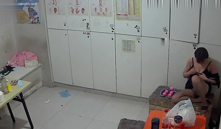 【破解摄像头】养生会所员工更衣室 各种丰满胸部黑丝美腿