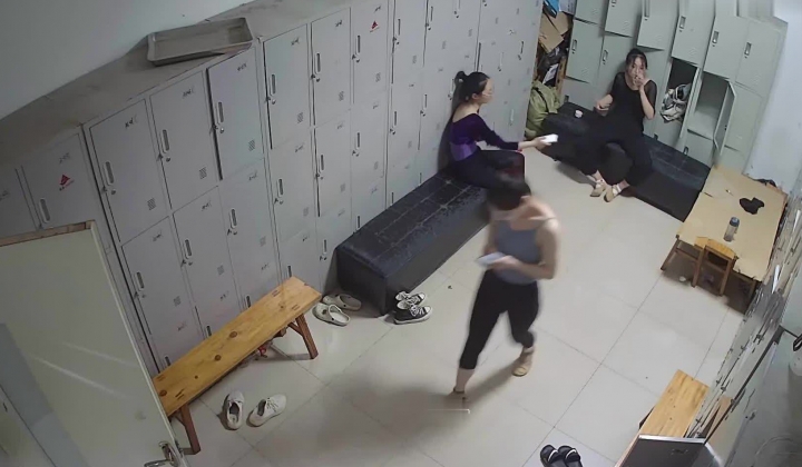 舞蹈班《监控破解》偷拍多位美女学员后台换衣服