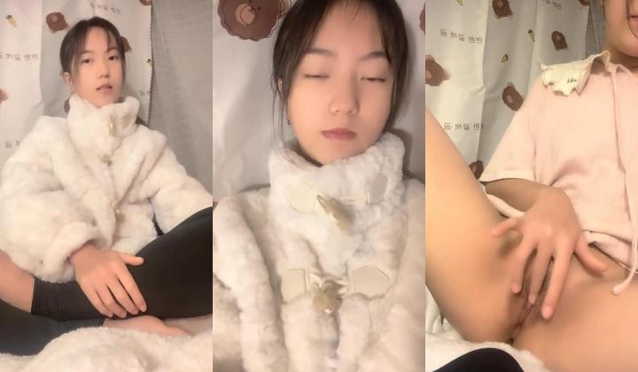【熙熙子吖】新人 清纯大学生~!特写粉穴~柔逼自慰~流白浆~寒假在家放飞自我，赚学费