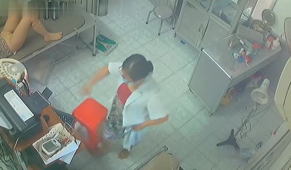 黑客破解医院妇科监控摄像头偷拍 男医生做B超阴超磨蹭温柔插入眼镜少妇不好意思看