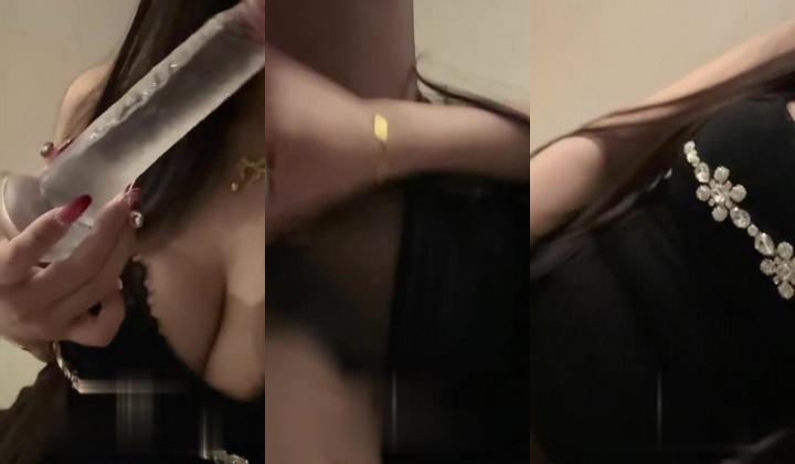 【绿帽狂喜】推特万粉绿帽淫妻「烤肉爸爸」付费资源 黑丝淫妻战单男自己在旁边沙发一边撸管一边拍摄