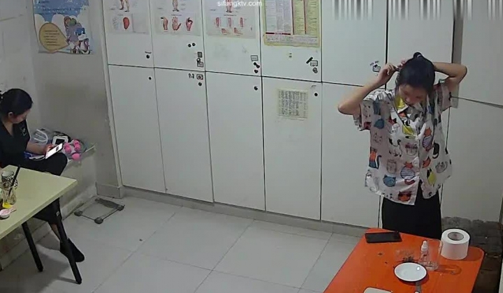 【破解摄像头】养生会所员工更衣室 各种丰满胸部黑丝美腿