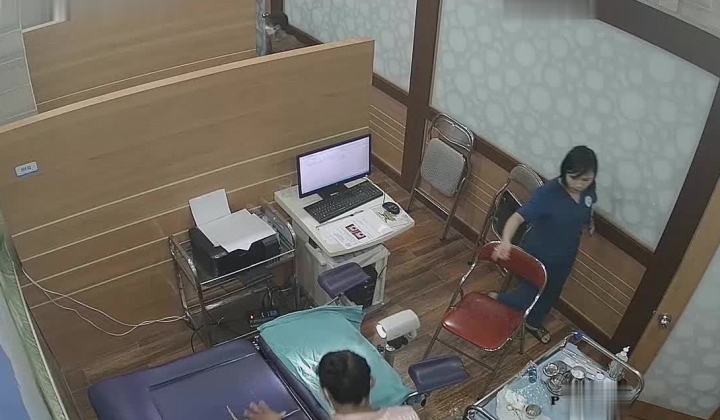 《妇产科监控破解》多位美女少妇张开大腿让医生又抠又摸检查阴道