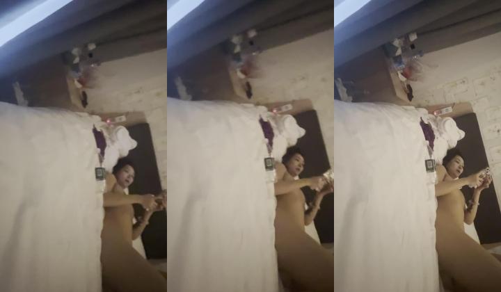 实力大哥酒店叫了两位年轻叛逆美眉玩双飞，身材都很棒，一个一个搞，画面超带感